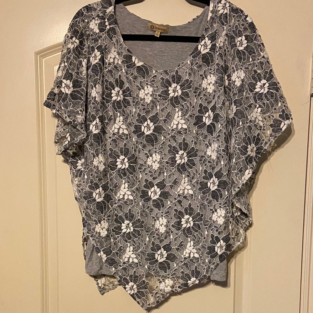 Gorgeous black/white blouse.